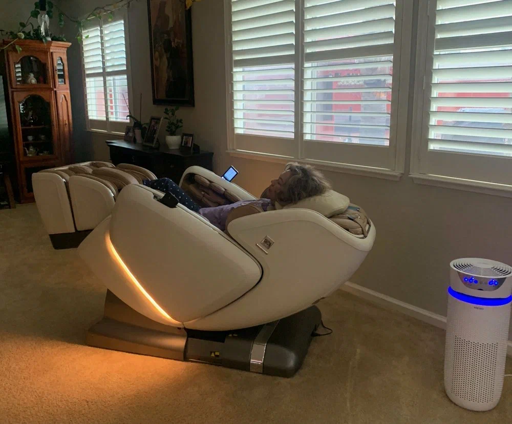 Доставили массажное кресло для пожилого человека. Отзыв на массажное кресло OHCO M.8 Pearl.